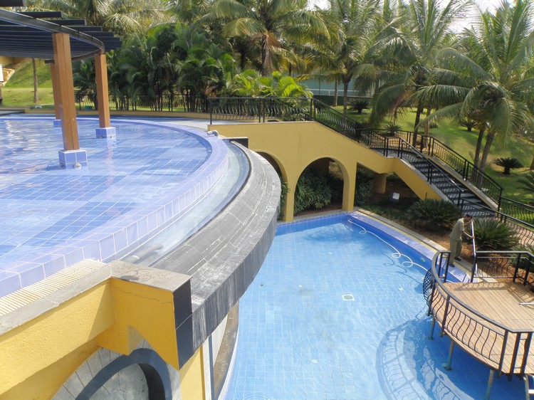 piscine-extérieur-deux-niveaux-pergola-terrasse