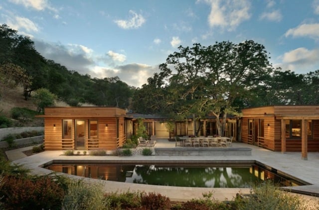 piscine-jardin-design-extraordinaire-arbres-plantes-maison-bois