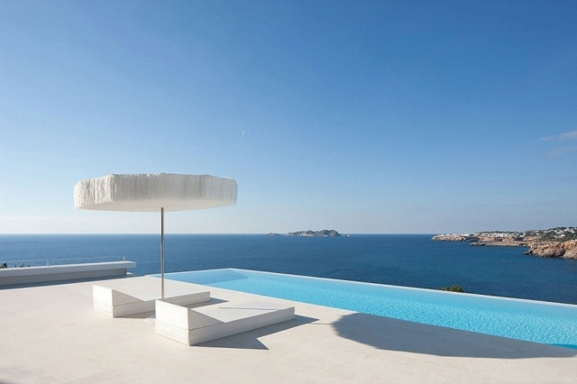 piscine-jardin-débordement-moderne-chaises-longues-blanches-parasol