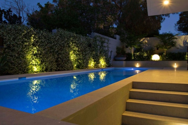 piscine-jardin-enterrée-plantes-grimpantes-éclairage-led piscine jardin