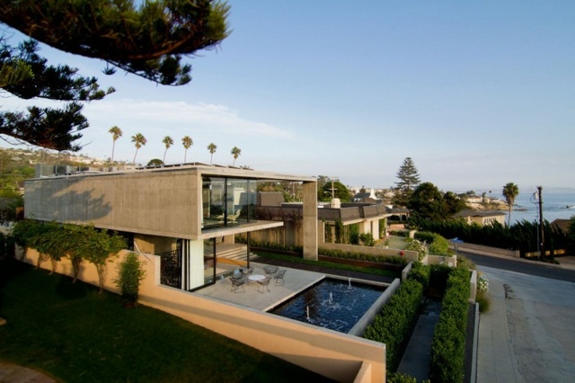 piscine-jardin-maison-architecture-moderne-bordure-buis-gazon-pins