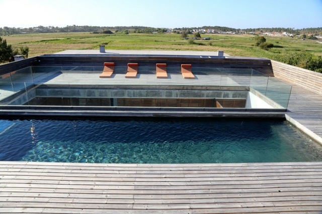 piscine-jardin-moderne-rectangulaire-terrasse-bois-chaises-lognues piscine jardin
