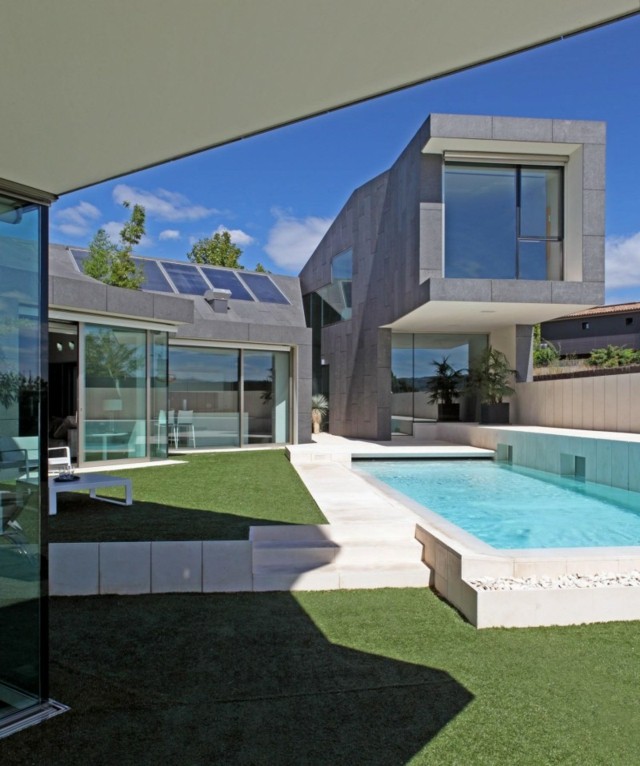 piscine-jardin-rectangulaire-élégante-gazon-maison-façade-béton piscine jardin