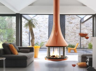 poele-design-moderne-couleur-orange-canape-coussins-table-basse