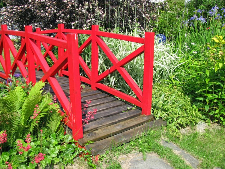 pont de jardin -arc-garde-corps-rouge-vif