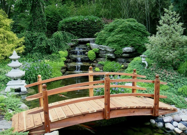 pont-de-jardin-bois-cascade-vegetation-abondante