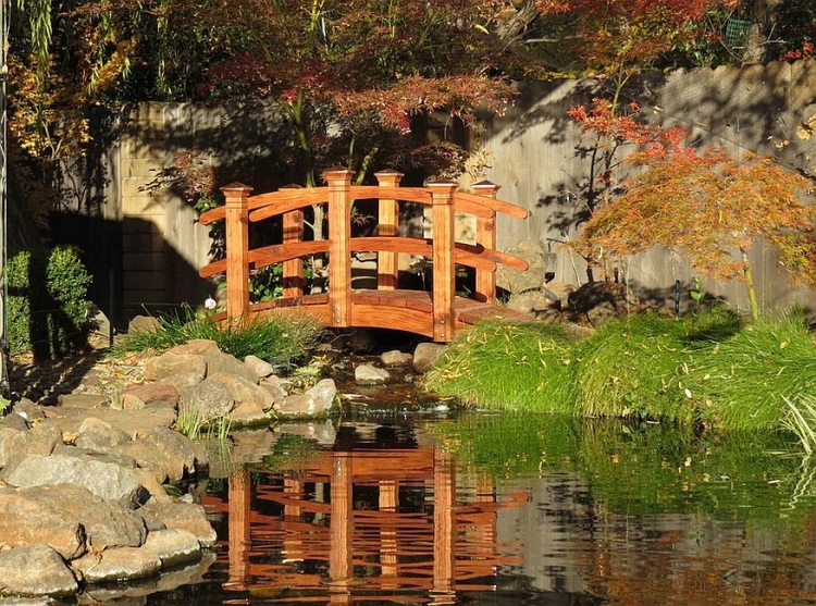 pont-de-jardin-bois-style-oriental-etang-pierres