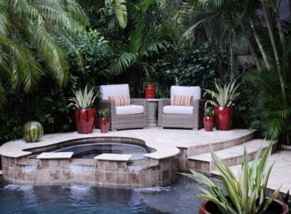 pots-de-fleurs-sensaveria-piscine-fauteuil-rotin