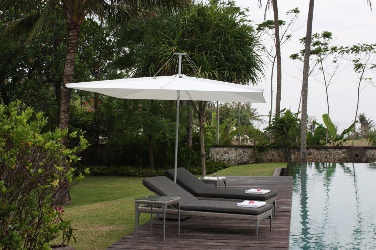 protection-solaire-terrasse-Infina-umbrosa-chaise-llongue-rotin