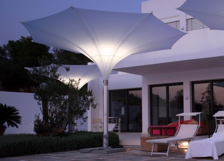 protection-solaire-terrasse-parasol-chaise-longue-eclairage