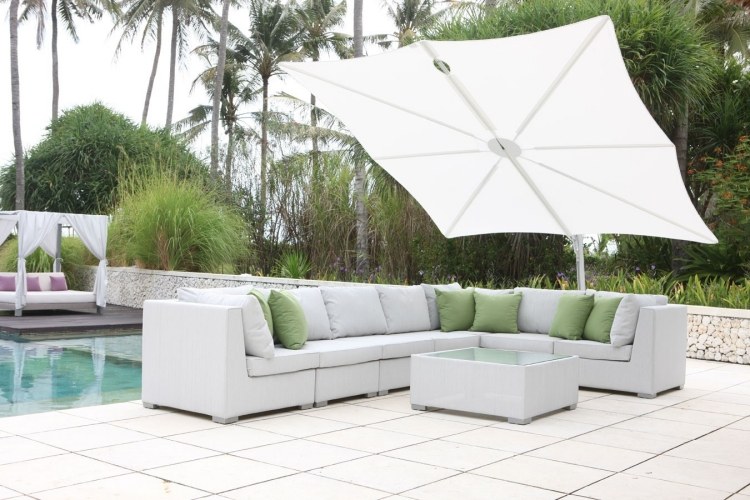 protection-solaire-terrasse-salon-jardin-canape-angle-table-basse-piscine