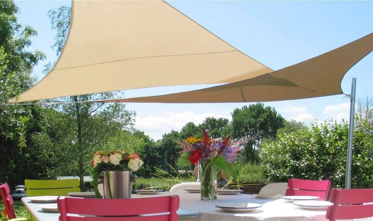 protection-solaire-terrasse-voile-ombrage-coin-repas-umbrosa