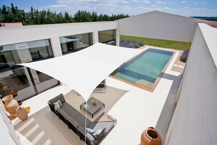 protection-solaire-terrasse-voile-ombrage-piscine-rectangulaire