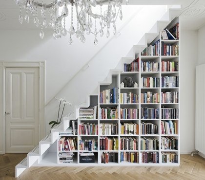 rangement-sous-escalier bibliothèque blanche lustre cristal