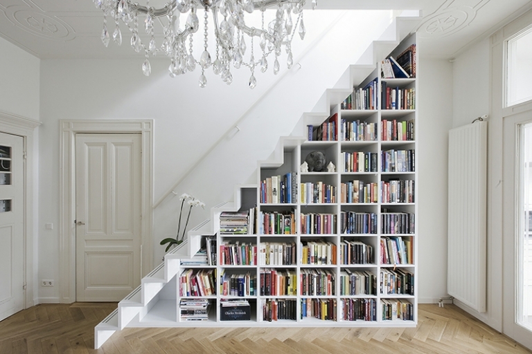 rangement-sous-escalier bibliothèque blanche lustre cristal