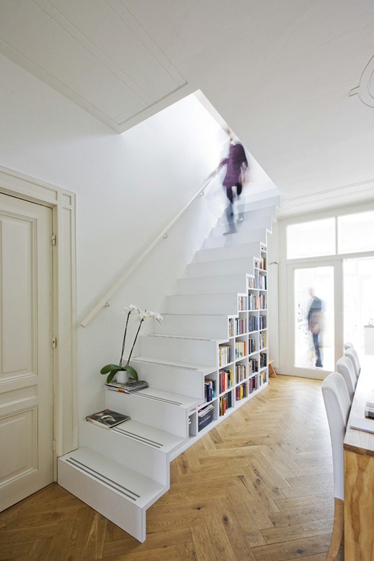 rangement sous-escalier bibliothèque blanche parquet bois
