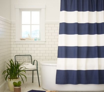 rideau-de-douche-petite-salle-bains-rayures-blanches-bleue-chaise-metal-carrelage-mural