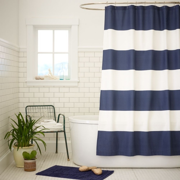rideau-de-douche-petite-salle-bains-rayures-blanches-bleue-chaise-metal-carrelage-mural