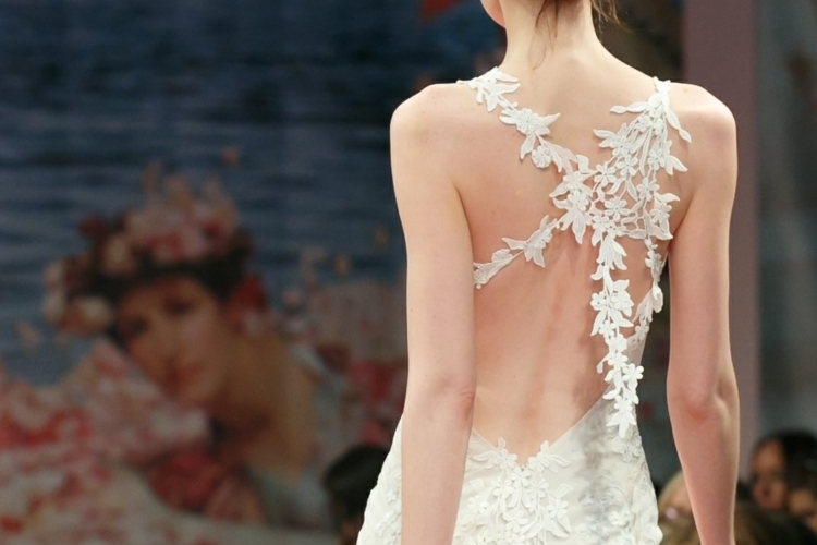 Robe de mariée dos nu, semi-nu et en dentelle – 70 designs