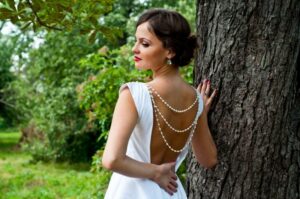 robe-mariée-dos-nu-collier-perles-coupe-princesse