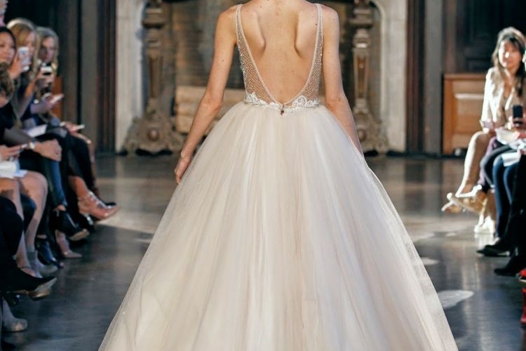 Robe de mariée dos nu, semi-nu et en dentelle – 70 designs