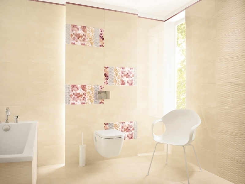 salle-bain beige carrelage accents décoratifs floraux
