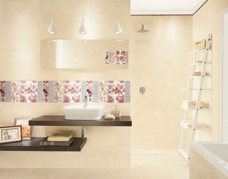 salle-bain beige frise carrelage motifs floraux