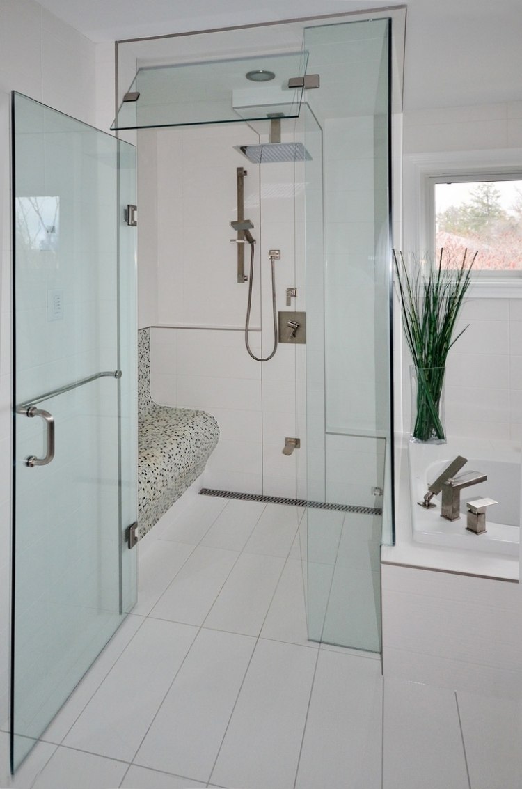 salle-bains-blanche-moderne-douche-italienne-effet-pluie