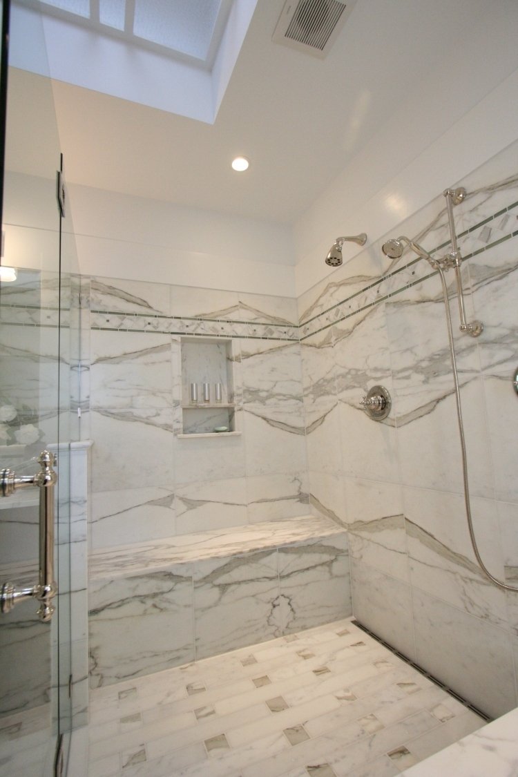 salle-bains-sol-murs-marbre-douche-italienne-esprit-rétro
