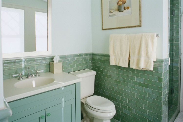 salles-bains-design-carrelage-mi-hauteur-peinture-vert-pâle