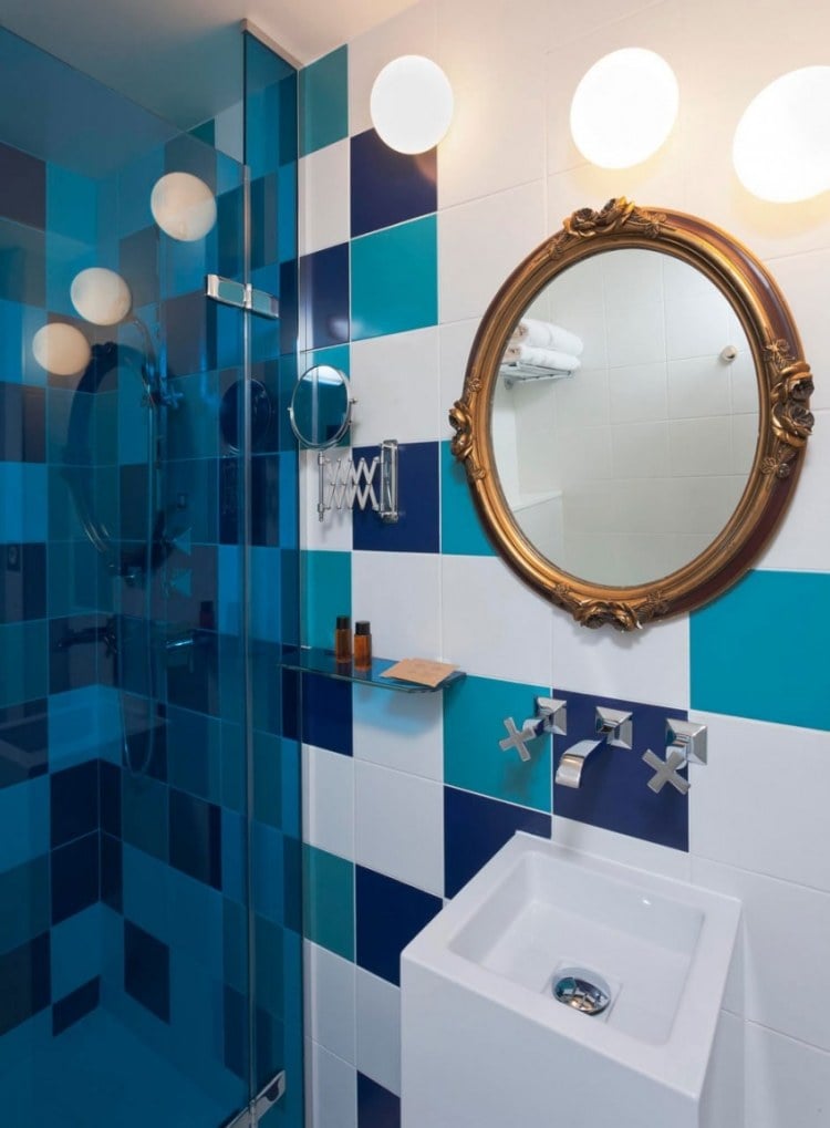 salles de bains originales carrelage-bleu-canard-bleu-marine-blanc