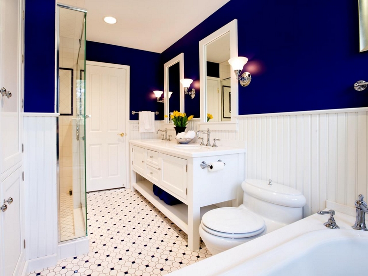 salles-bains originales- lambris blanc mi-hauteur peinture murale bleu marine
