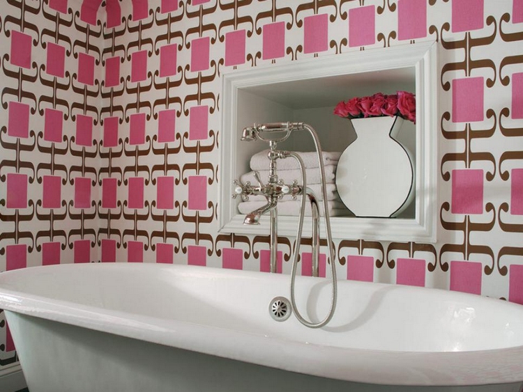 salles de bains originales- papier peint vintage blanc noir rose baignoire