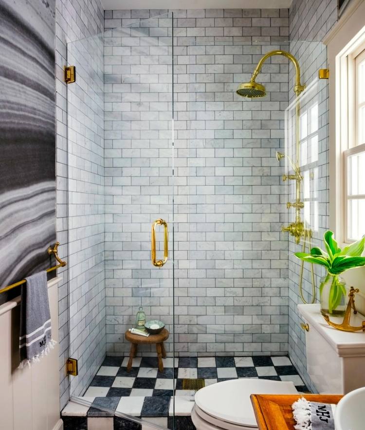 salles de bains vintage sol-damier-douche-laiton-murs-gris