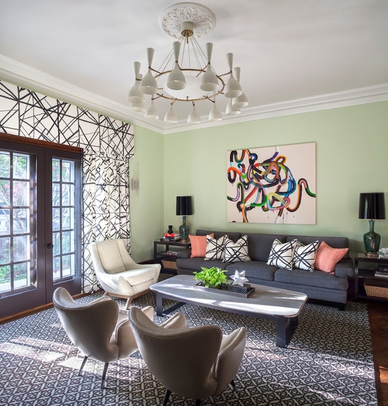 salon-contemporain déco tableau abstrait tapis coussins rideaux motifs