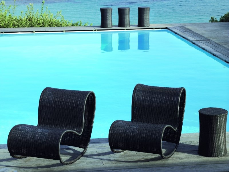 salon-jardin-tressé-Explore-chaises-bascule-rotin-noir-piscine salon de jardin tressé