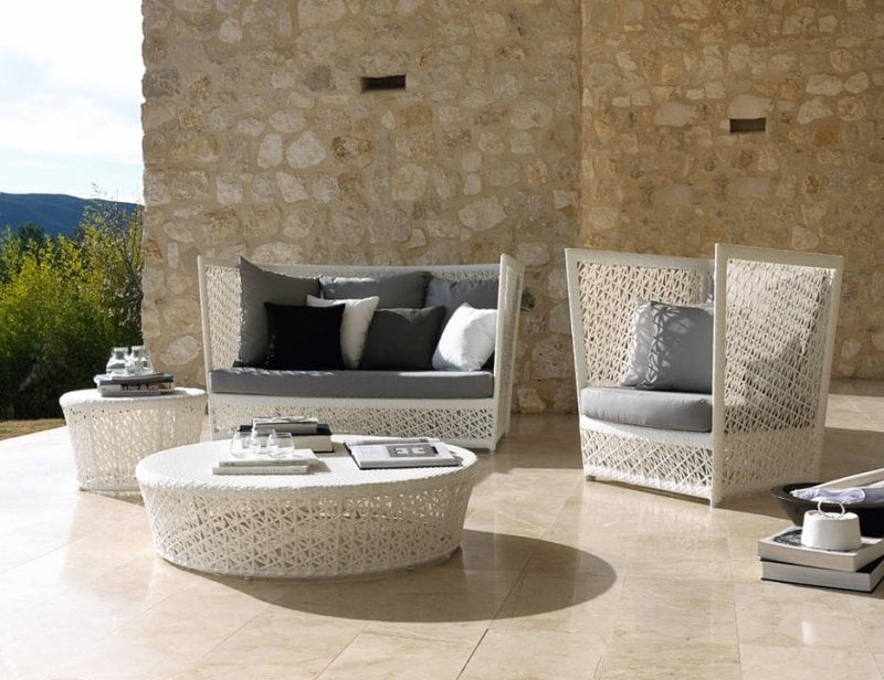 salon-jardin-tressé-Tunis-ensemble-rotin-blanc-canapé-fauteuil-tables-basses