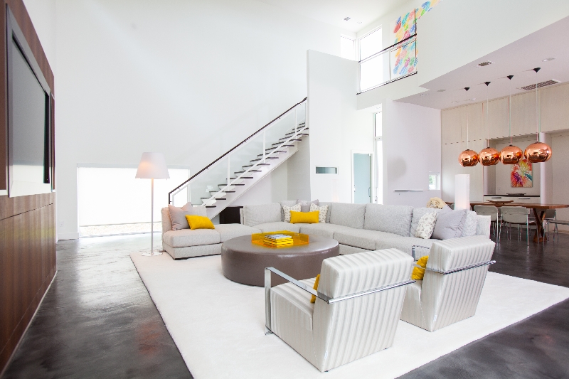 salon-moderne sol béton ciré meubles blancs escalier droit suspensions