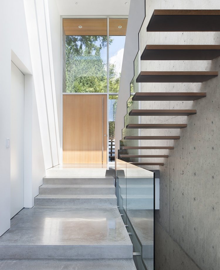 sol-ciment-lissé-murs-béton-escalier-suspendu-bois-rampe-verre