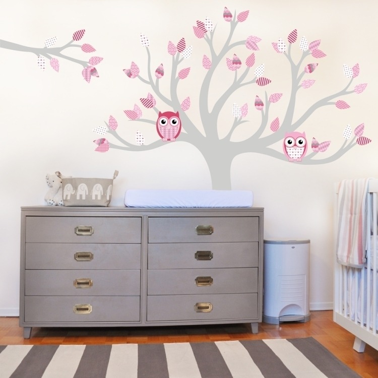 sticker-mural-chambre-bebe-hibou-commode-tapis-rayures