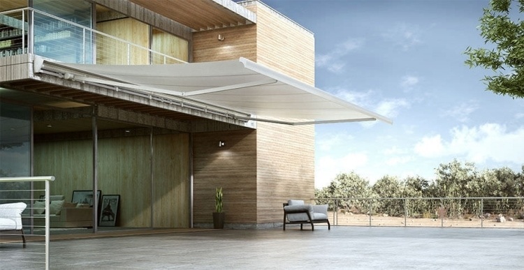 stores-bannes-coffre-blanc-maison-architecture-moderne-terrasse
