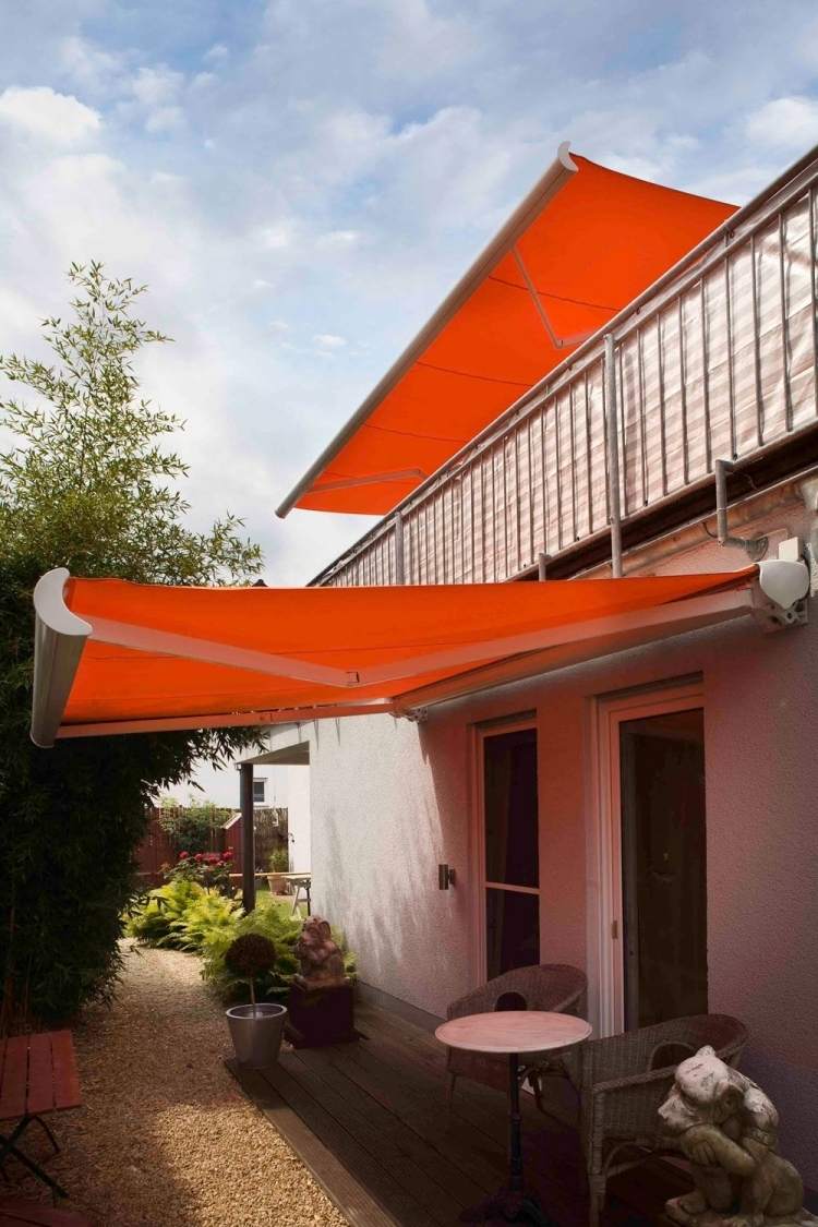 stores-bannes-coffre-orange-terrasse-bois-petite-tbale-fauteuils