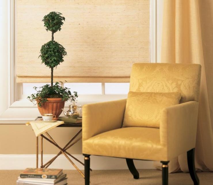 stores-enrouleurs-Conrad-beige-clair-fauteuil-tapissé-plante-verte-table-appoint