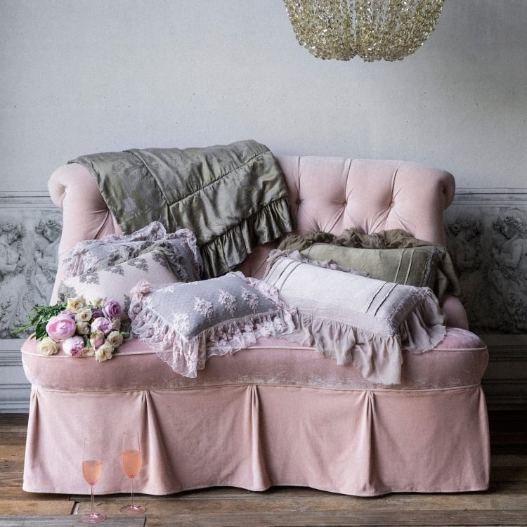 style-romantique-canapé-rose-pastel-lustre-peinture-murale-gris-perle
