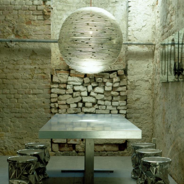suspension-salle-manger-boule-effet-lumineux-mur-pierre-tabourets-métal suspension salle à manger