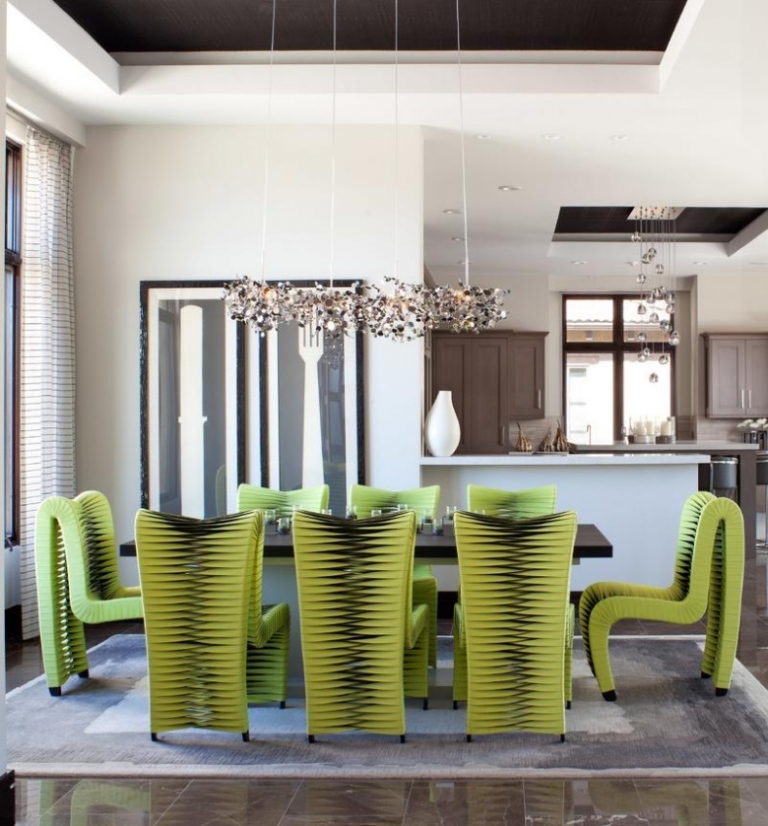 suspension-salle-manger-design-linéaire-moderne-chaises-vertes-cuisine