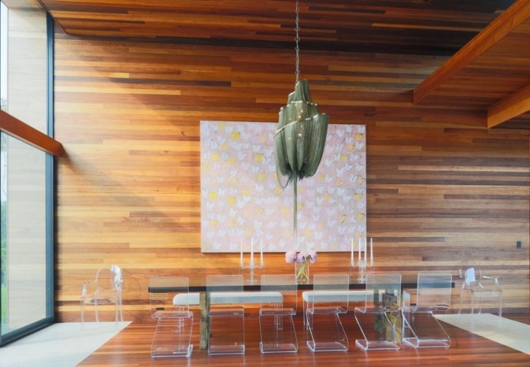 suspension-salle-manger-métal-table-longue-étroite-chaises-transparentes-acryliques