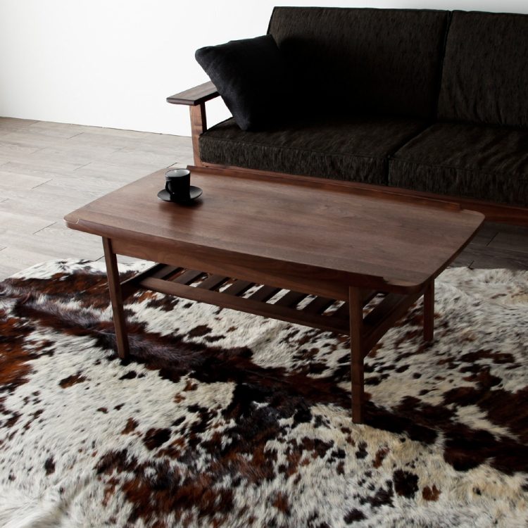 table basse bois massif foncé-tapis-peau-bête-salon