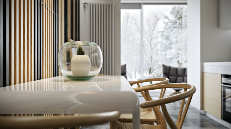 table-manger-blanc-brillant-chaises-bois-lambris-mural-bicolore