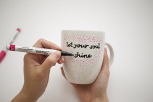 tasse-personnalisée-idees-diy-facile-feutre-deco